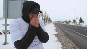 Eşinin 6 yıl önce Amerika'ya götürdüğü oğlu için kar, tipi demeden yürüyerek Türkiye'yi dolaşıyor