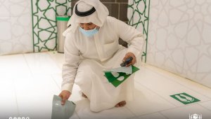 Kabe'de sosyal mesafe etiketleri çıkartıldı