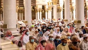 Kabe'de sosyal mesafesiz ilk Cuma namazı kılındı