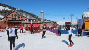 Kar üstünde voleybol keyfi
