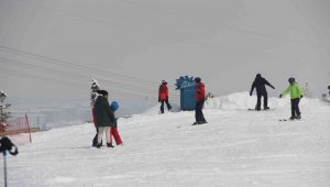 Palandöken'de sezon uzadı, turistler ilkbaharda kayağın tadını çıkarttı
