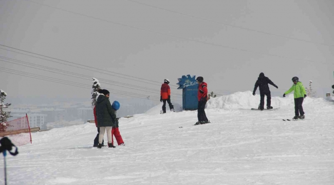 Palandöken'de sezon uzadı, turistler ilkbaharda kayağın tadını çıkarttı