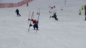 Palandöken'de sporcular kıyasıya mücadele etti