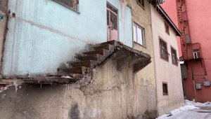 Sabah kalktılar ki merdivenlerin korkulukları çalınmış