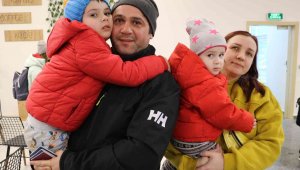 Ukraynalı ve Türk anneler bebekleriyle Türkiye'ye geldi