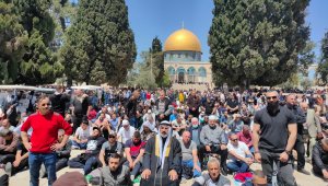 50 bin Müslüman İsrail saldırılarının gölgesinde Mescid-i Aksa'da Cuma namazı kıldı