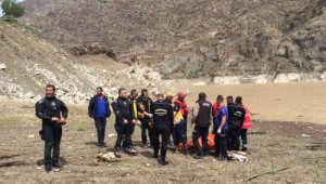 Annenin cesedine ulaşıldı, babayı arama çalışmalarına devam ediliyor