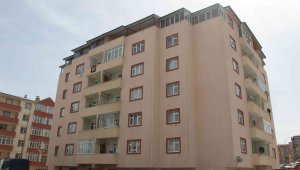 Apartmanın 6. katından düşen çocuğu vatandaşlar tuttu