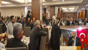 Babacan yaşıtlarıyla iftar yemeği