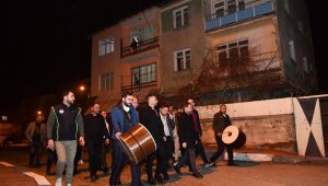 Başkan Mahmut Uçar, Ramazan davulcularına eşlik etti, vatandaşlarla sahur yemeği yedi