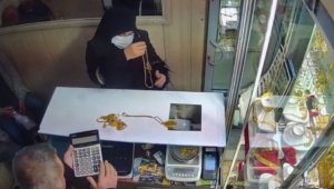 Çaldığı kolyenin ağırlığını beğenmeyince...