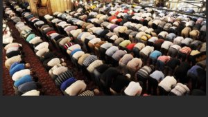 Camiler doldu taştı, hutbede bayram trafiğine dikkat çekildi