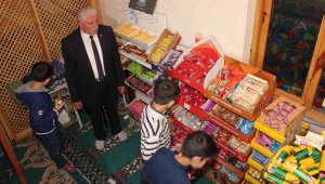 Çocuklara camiyi sevdirmek için camide mini market açtı