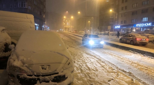 Erzurum'da Nisan ayında yoğun kar yağışı etkili oluyor