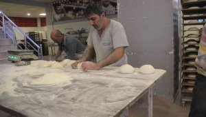 Fırınlarda Ramazan pidesi mesaisi