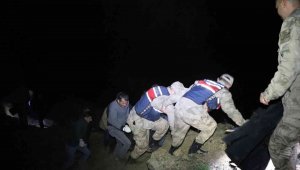 İki otomobil çaya düştü: 1 ölü, 2 yaralı, 2 kayıp