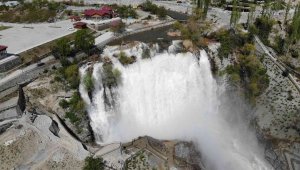 Komedyen ve oyuncu Şahan Gökbakar'dan 'Tortum Şelalesi' paylaşımı