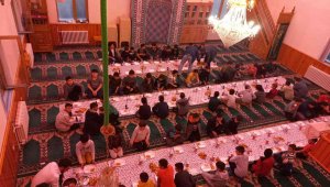 Oltu'da Kuran kursu öğrencilerine medine usulü iftar