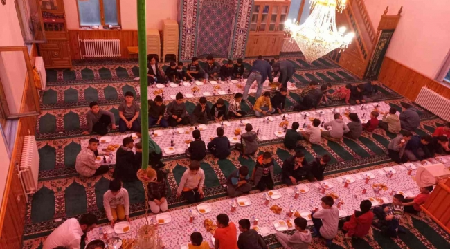 Oltu'da Kuran kursu öğrencilerine medine usulü iftar