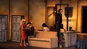 Türkiye'de ilk değil tek maskeli oyun 'Sersemler Evi' seyircisiyle buluşuyor