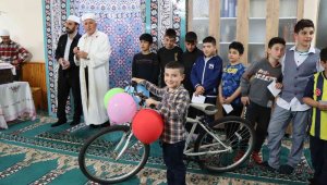 Üç ay camiye düzenli geldi, bisiklet kazandı