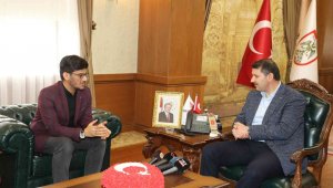 Vekil imam Ezanı Güzel Okuma Yarışmasında dünya birincisi oldu