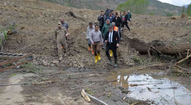 Erzurum'da heyelan nedeniyle 10 ev boşaltıldı, mezarlar tahrip oldu