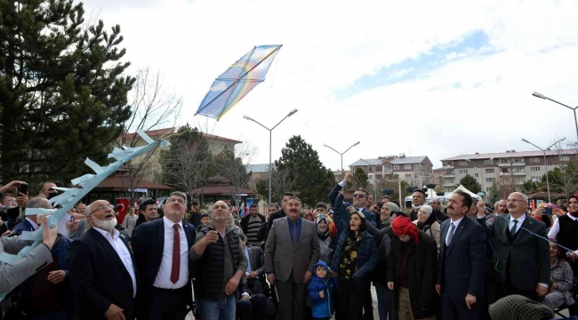 Erzurum'da özel bireyler tarafından uçurtmalar gökyüzüne bırakıldı