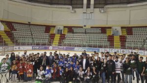 Gençler buzu ısıttı