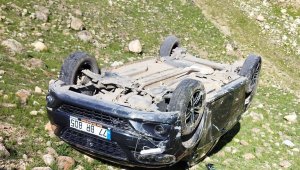 Horasan'da otomobil uçuruma yuvarlandı, 6 yaralı