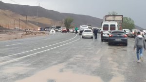 Iğdır'da yağmur sonrası heyelan: Iğdır-Erzurum yolu kapandı