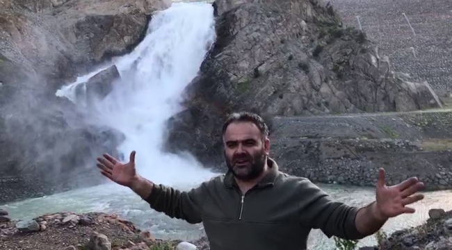 İspir'de baraj suyunun oluşturduğu şelale adeta büyülüyor