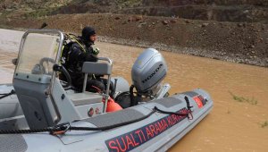 Kaza sonrası nehirde kaybolan şahsı arama çalışmalarına devam ediliyor