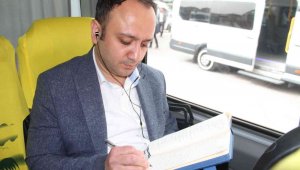 Kemal Sunal'ın oynadığı 'Atla Gel Şaban' filmi Elazığ'da gerçek oldu: Minibüse binmeden yazamıyor