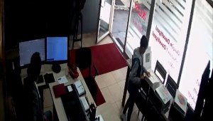 Küçük hırsızın rahatlığı pes dedirtti, işyeri sahibinin dikkati hırsızlığı önledi