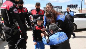 Lösemi hastası küçük çocuğa polislerden duygulandıran sürpriz