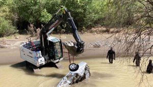 Nehirde kaybolan otomobile ulaşıldı, kayıp şahıs aranıyor