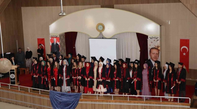 Oltu Beşeri ve Sosyal Bilimler Fakültesi'nde mezuniyet heyecanı