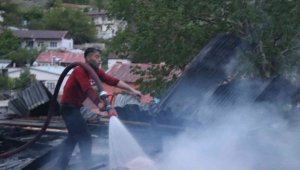 Oltu'da iki ev, bir ahır ve odunluk kül oldu