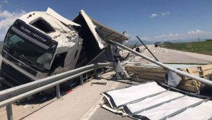 Sürücüsünün direksiyon hakimiyetini kaybettiği tır yoldan çıktı