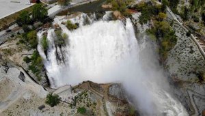 Tortum Şelalesi bayramda da ziyaretçilerini ağırlıyor