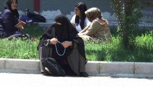 Adaylar salonda, yakınları okul önlerinde ter döktü