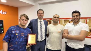 Bir saatte iki kilo çiğköfte yiyerek tam altın ödülünün sahibi oldu