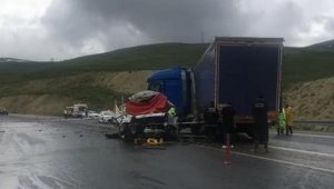 Erzurum'da kamyonet tırla çarpıştı: 2 ölü