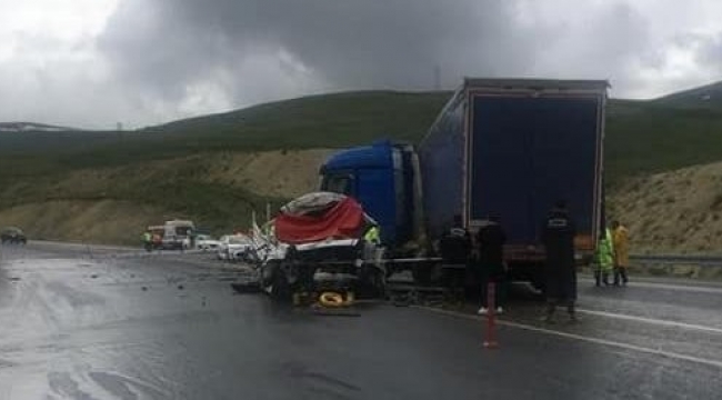 Erzurum'da kamyonet tırla çarpıştı: 2 ölü