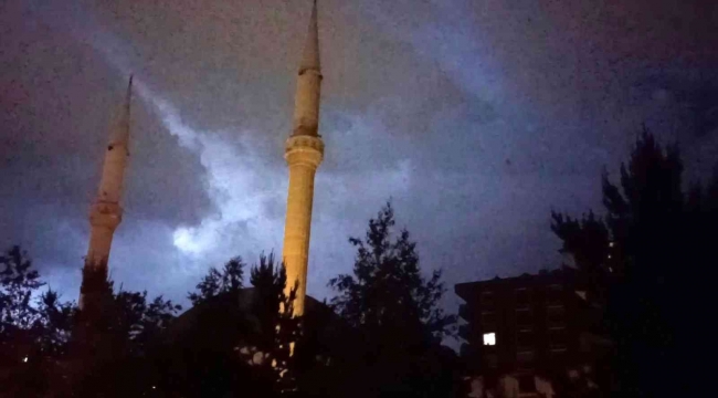 Erzurum'da şimşekler geceyi aydınlattı