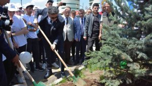 Erzurum'da "Tableti, telefonu bırak doğaya bak" temalı fidan dikme etkinliği