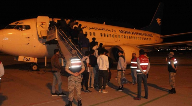 Erzurum'dan 605 Afganistan, 146 Pakistan uyruklu göçmen sınır dışı edildi