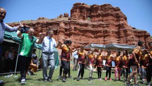 Kırmızı periler diyarına koştular