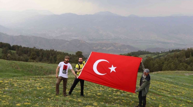 Oltu doğa severler Kırdağ'da Türk Bayrağı açtılar